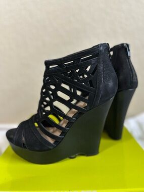 Gianni Bini platform wedge bootie